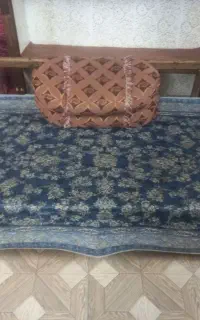 مقداری تخت و لوازم قهوه خانه