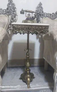 میز برنجی و تلفن برنجی سنگین