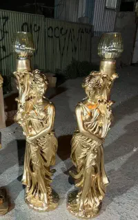 دو عدد مجسمه آباژور (یکی از حباب ها شکسته)