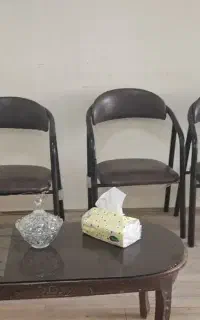 ۵عدد صندلی چرمی با میز جلو