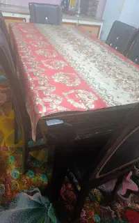 یک عدد میز نهارخوری با شیشه روش شش تا صندلی