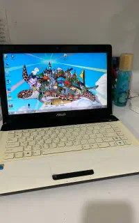 لپ تاپ ASUS سفید در حد صفر
