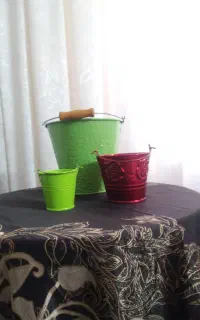 قاب عکس چوبی و سطل فلزی