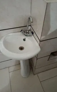 رو شویی پایه دار گوشه ای همراه با شیر