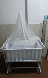 تخت کنار مادر