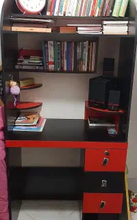 کتابخانه و میز تحریر