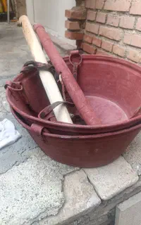 ترازوی قدیمی با بند چرم