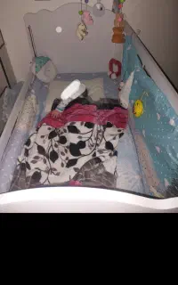 تخت کودک مناسب سیسمونی تمیز و مرتب