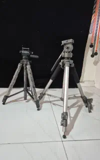 دو عدد سه پایه عکاسی و فیلمبرداری