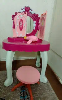 میز آرایش دخترونه.