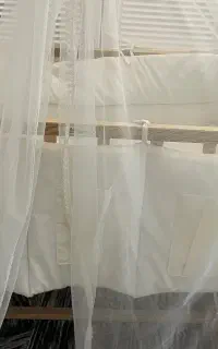 تخت کنار مادر