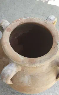 کوزه سفالی خیلی قدیمی و سبد چوبی