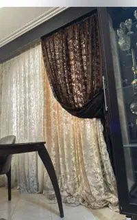 دوعدد ( یک‌جفت)پرده  همراه با قاب پرده