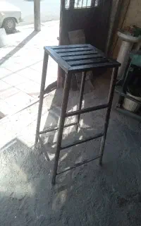 چهار پایه فلزی محکم