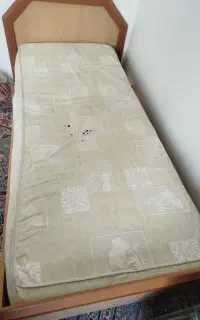 تخت چوبی سالم