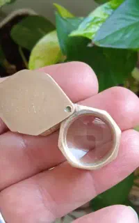ذره بین برنجی کهنه و قدیمی