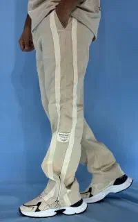 شلوار وکفش های مردانه