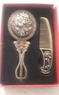 آینه و شانه ی نو