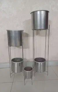 تعدادی گلدان با استند