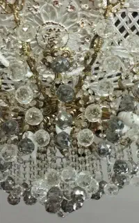 دو عدد لوستر و یک میز