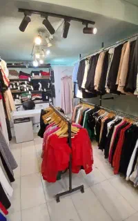 فروش یکجای 650 قلم پوشاک زنانه با دکور و تجهیزات