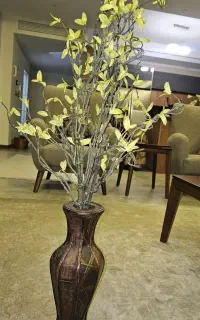 گلدان و گل مصنوعی