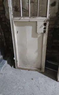 در اهنی بدون چارچوب است وانت موجود هست