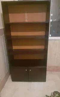 کتابخانه بسیار تمیز مرتب ازجنس چوب بسیار خوش رنگ
