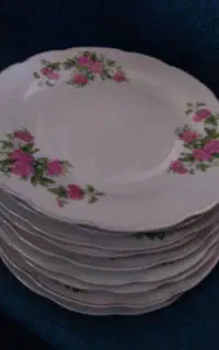 بشقاب قدیمی گل قرمز و گل سرخی