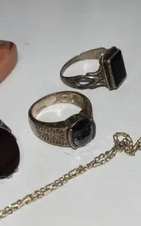 انگشتر نقره و چندتا سنگ