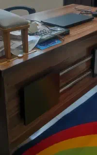 میز مدیریت و صندلی اداری و قفسه