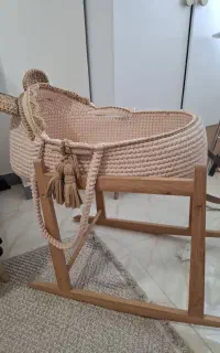 تخت کنار مادر گهواره شو