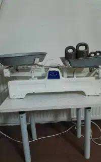 ترازو قدیمی ۲۰ کیلوی نمازی با ۱۰ کیلو سنک
