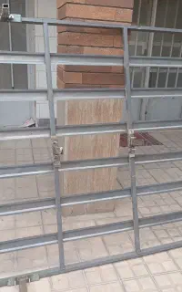 نرده فلزی زیر تشک تختخواب