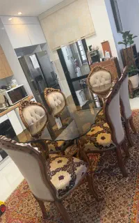 میز ناهارخوری و چند وسایل منزل