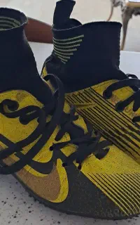 کفش چمنی فوتبال در حد نو