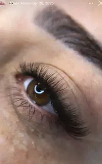 اکستنشن مژه و کاشت ناخن