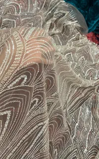 پارچه کارشده و تور هم‌رنگش