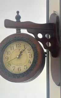 ساعت دیواری کلاسیک، دو رو ( هر طرف یک ساعت)