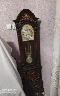 ساعت بر پایی ایستاده به رنگ قهوه ای