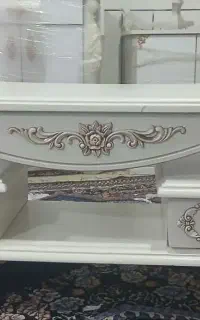 میز تلویزیون و ساعت