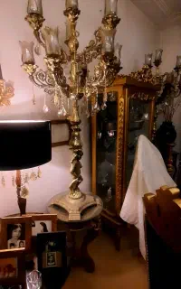 دو عدد شمعدان کنار سالنی و یه جا میوه ای