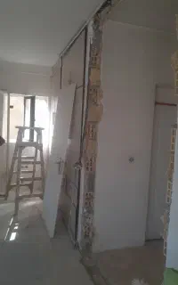 درب اتاق خواب سفید همراه با چهار چوب