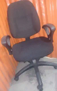 صندلی اداری سالم و تر و تمیز