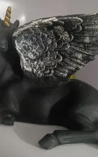 مجسمه اسب تک شاخ