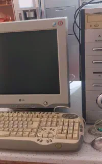 کامپیوتر(مانیتور LG ۱۷ بهمراه کیس، ماوس و کیبورد)