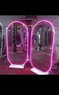 آینه قدی با نور نئونی