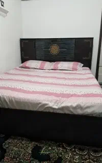 تخت دونفره همراه دو عدد پاتختی و صندلی ارایش