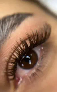 خدمات اکستنشن مژه و لیفت مژه و ابرو در سالن زیبایی