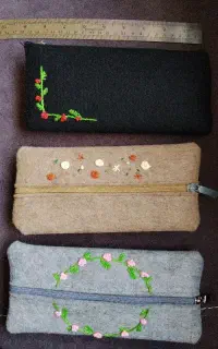 تعدادی جامدادی دست دوز